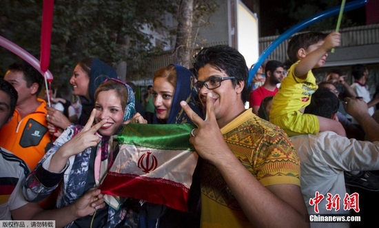 资料图：当地时间2015年7月14日，伊朗德黑兰，伊朗民众在街头欢呼雀跃，庆祝伊核问题谈判达成全面协议。