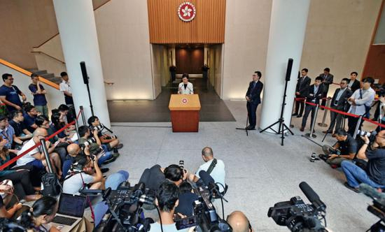 　8月27日上午，香港特区行政长官林郑月娥出席行政会议前会见传媒，指暴力不能解决问题，社会不能美化暴力，特区政府会用法治手段尽早止暴制乱。图/ 中新