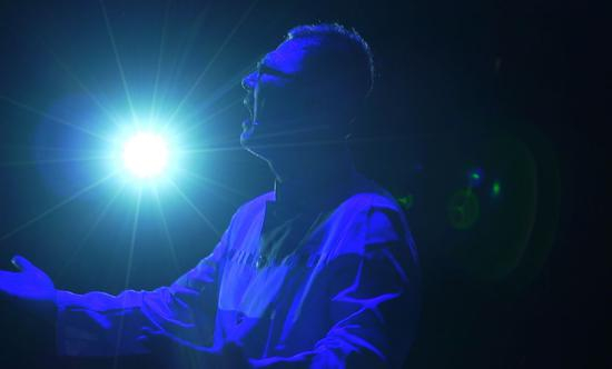 正在演唱的朴英道（图/东方网·纵相新闻）