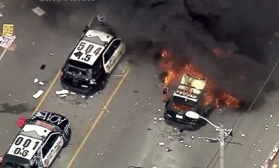  （图说：洛杉矶市多辆警车被焚毁。）