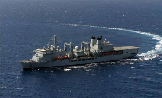  “维多利亚堡”号综合补给舰