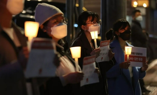 首尔民众在韩国土地和住房机构外举行抗议活动。图源：韩联社