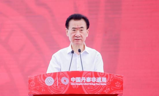 2021年5月,第二届中国丹寨非遗周在丹寨万达小镇开幕,王健林参加开幕庆典/图源:中国丹寨非遗周组委会