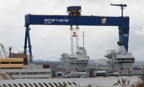 　　这是2014年7月4日拍摄的苏格兰东部法夫区罗塞斯的造船厂船坞上的“伊丽莎白女王”号航空母舰。新华社记者郭春菊摄