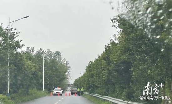 9月24日17时许，久西村通往村委的道路已扯起警戒线。 南方+ 张晋 拍摄