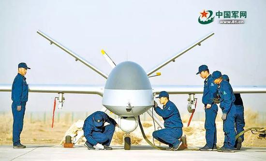 ▲解放军部官兵维护无人机。