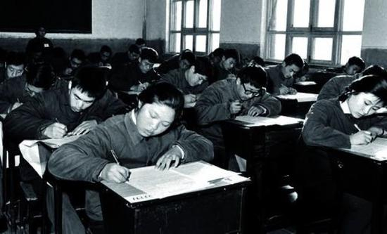  1977年的高考考场内，考生在认真作答。