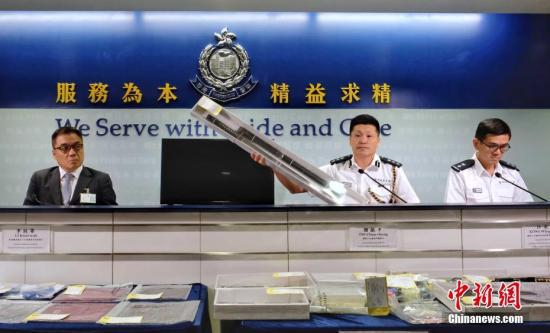 图为警察公共关系科总警司谢振中（中）、有组织罪案及三合会调查科高级警司李桂华（左）及警察公共关系科高级警司（媒体联络及传讯）江永祥（右）出席记者会。中新社记者 麥尚旻 摄