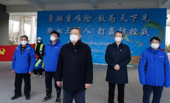 1月26日晚，中建集团总经理郑学选奔赴中建三局武汉火神山、雷神山医院项目考察慰问。