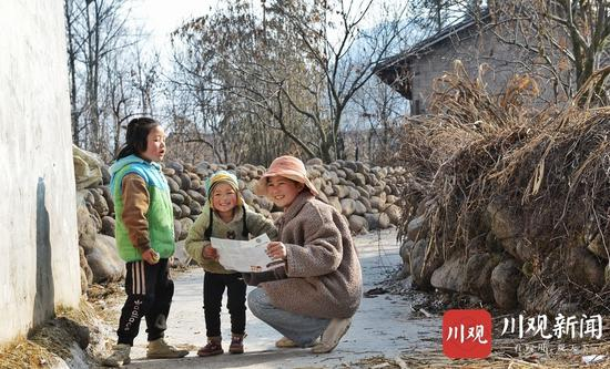 ▲巴木玉布木的大女儿巫其拉布木带着弟弟妹妹正在玩耍。王云 摄