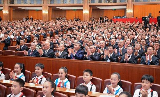 9月3日,纪念中国人民抗日战争暨世界反法西斯战争胜利80周年文艺晚会《正义必胜》在北京人民大会堂隆重举行。习近平、李强、赵乐际、王沪宁、蔡奇、丁薛祥、李希、韩正等党和国家领导人,与约6000名中外人士一起观看晚会。