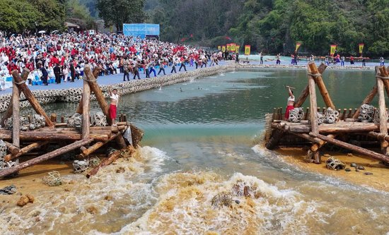 2025年4月4日都江堰放水节，堰工砍断杩槎的绳索后，岷江水奔流而下。新华社记者 江宏景 摄