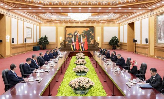 5月12日下午，国家主席习近平在北京人民大会堂会见来华进行正式访问的文莱王储比拉。新华社记者 翟健岚 摄
