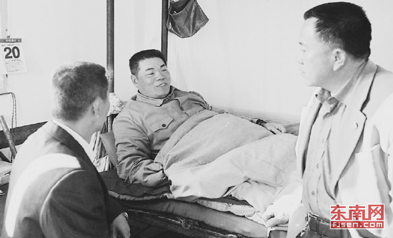 2000年初，晋江内坑村高位截瘫、特等因公伤残军人王天庭，在乡村和晋江市补助款的帮助下搬入新建的三层新居。村干部在新居看望王天庭。 福建日报记者 林辉龙 摄