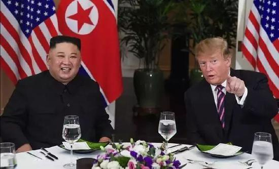  2月27日，朝鲜最高领导人金正恩（左）与美国总统特朗普在越南河内索菲特传奇大都会酒店会面，并共进晚餐