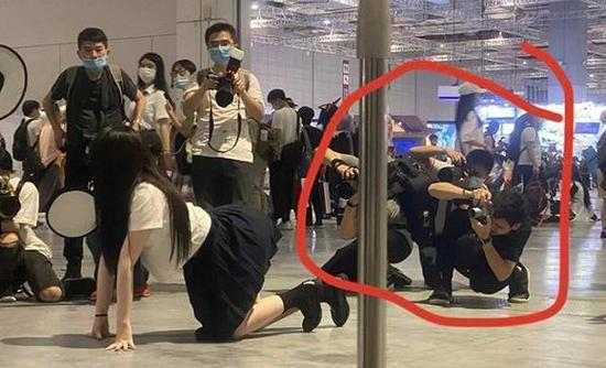穿JK制服的女生被参展观众训斥姿势不雅，并被摄影师在身后偷拍裙底