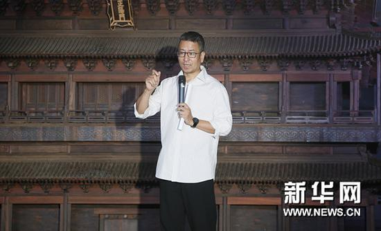 图片说明：白岩松主持慰问演出活动