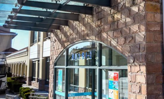 　　资料图：上海公共卫生临床中心A-2病房大楼&nbsp; 孙中钦 摄