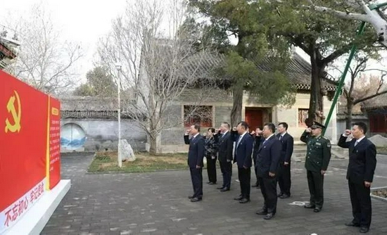  石景山区委常委班子成员在区委书记常卫的带领下，面向党旗，重温入党誓词。图/“北京石景山”公众号