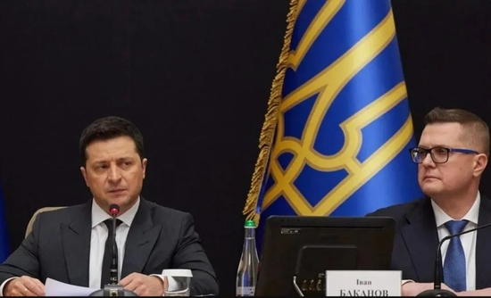 ·泽连斯基（左）和巴卡诺夫。