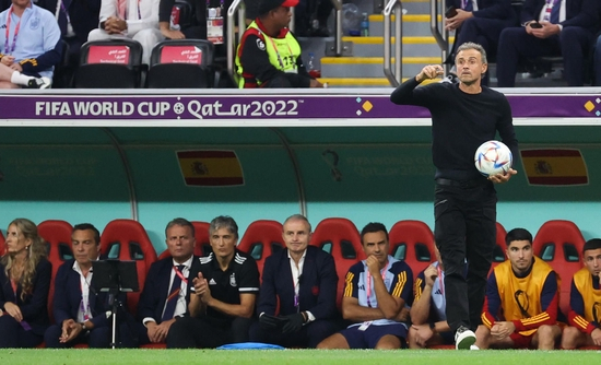 恩里克在场边指挥西班牙队 图据IC photo