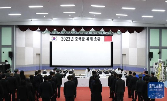  11月22日，在韓國仁川，韓方工作人員將志愿軍烈士遺骸入殮。新華社記者 曹燦 攝