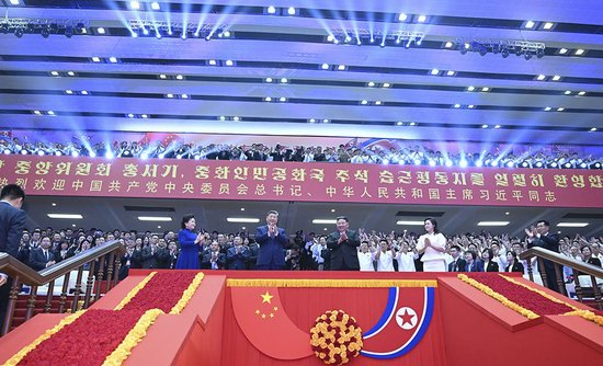 当地时间6月8日晚，中共中央总书记、国家主席习近平和夫人彭丽媛在朝鲜劳动党总书记、国务委员长金正恩和夫人李雪主陪同下，在平壤体育馆同朝鲜各界群众一道观看专场文艺演出。