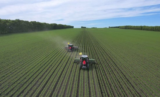 6月14日，在北大荒集团黑龙江建设农场有限公司第三管理区玉米地块，农机手驾驶搭载北斗卫星导航系统的农机进行追肥作业。