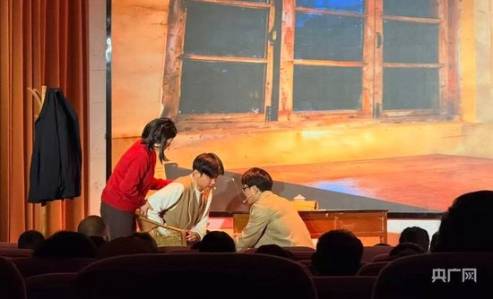 《一把藤椅》情景剧演出现场（央广网发 赵琳 摄）