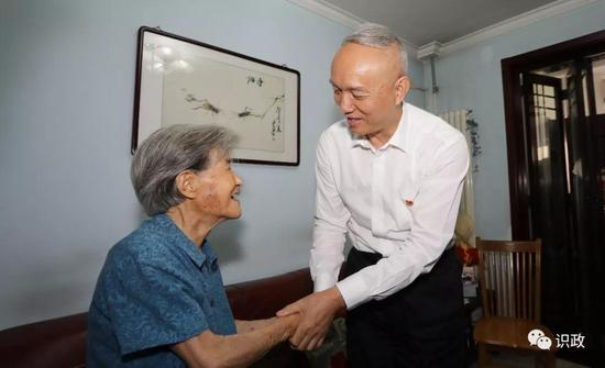 向老党员吴云卿致敬