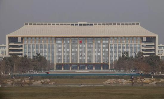 　　位于城市副中心行政办公区的中共北京市委办公大楼。图片来源：中国新闻图片网