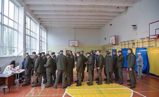 　在乌克兰西部城市利沃夫举行的第二轮总统选举中，乌克兰军人排队在投票站投票&nbsp;