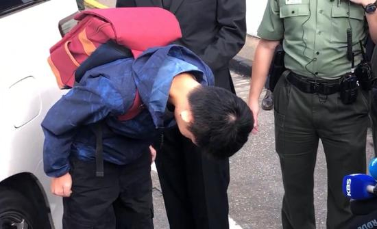  陈同佳鞠躬致歉