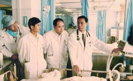  ·钟南山（右一）