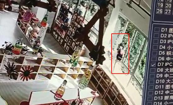 监控显示小萍被锁屋内后自行爬出窗外&nbsp; 本文图均为 受访者供图
