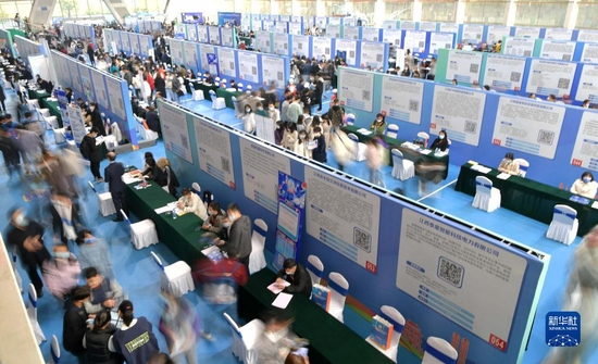 这是在南昌大学举行的“百场校招”活动现场（2021年10月23日摄）。新华社记者 彭昭之 摄