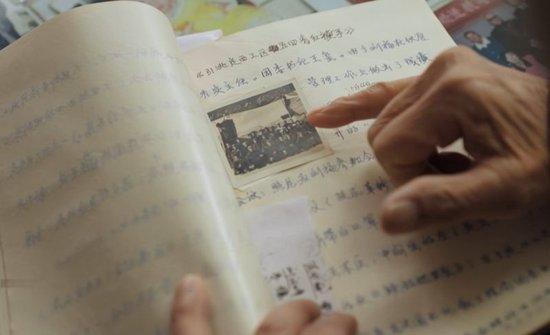 刘福翻阅参加“老引洮”工程的日记。王延慧 摄