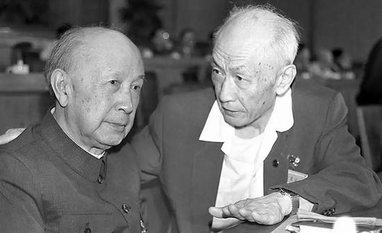  △20世纪80年代，钱学森辞去了国防科研一线的领导职务，做出了他人生的第五次选择：再次回到学术理论研究。图为1991年4月27日，钱学森和朱光亚在中国科协第四次代表大会上。