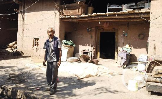 ▲伍书正称自家儿子10月21日被警方带走未归。摄影/上游新闻记者 胡磊