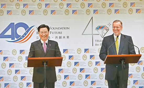 2019年3月19日，吴钊燮（左）与美国在台协会处长出席活动（图源：中时电子报）