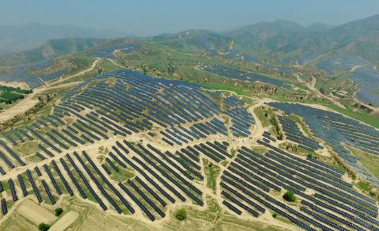 ↑近年来，张家口作为国家可再生能源示范区，按照“绿色奥运、低碳奥运”的理念加快风电、光伏、光热发电基地建设。截至2020年8月底，张家口新能源并网容量已达1377万千瓦。随着冬奥的脚步越来越近，将有更多“绿电”直抵冬奥场馆和核心区域，助力“绿色冬奥”。这是张家口市宣化区深井镇一处荒山光伏发电场（2016年7月7日摄）。新华社记者 杨世尧 摄