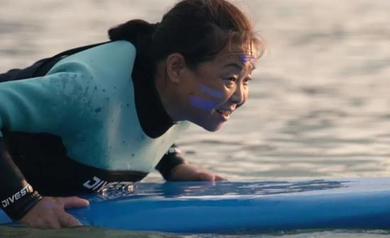 ·苏敏在冲浪。