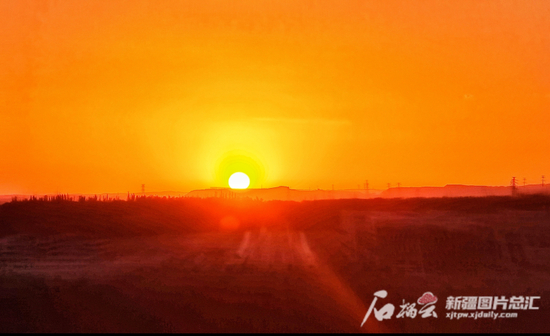 6月12日6时33分，乌鲁木齐天气晴朗，火红的朝阳从远处的地平线冉冉升起。石榴云/新疆日报记者 张万德摄