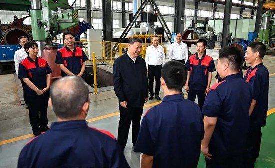 △7月7日，习近平总书记在山西阳泉阀门股份有限公司考察时，同企业员工亲切交流。