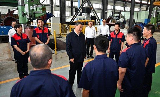 △2025年7月7日,习近平总书记在山西阳泉阀门股份有限公司考察时,同企业员工亲切交流。