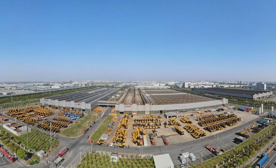 空中俯瞰上海三一重机股份有限公司外景(无人机全景照片,2025年4月15日摄)。新华社记者 方喆 摄