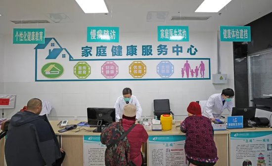 1月12日，在山东省临沂市郯城县郯城街道卫生院健康驿站，医生正在为居民免费测量血压，并指导用药及健康饮食注意事项。张春雷摄（中经视觉）