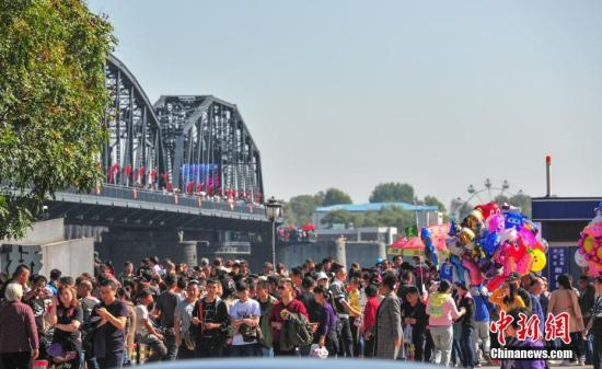  10月2日，众多游客游览中国边境城市丹东。中新社记者 于海洋 摄