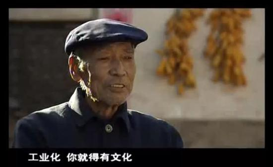  （图为当年山西省芮城县东岩村负责村里扫盲工作的干部赵鹏飞）