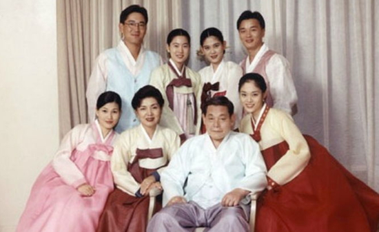  ·李健熙一家人合影。第一排从左至右分别为二女儿李叙显、夫人洪罗喜、李健熙、小女儿李尹馨，第二排从左至右分别为儿子李在镕、儿媳林世玲、大女儿李富真、女婿任佑宰。